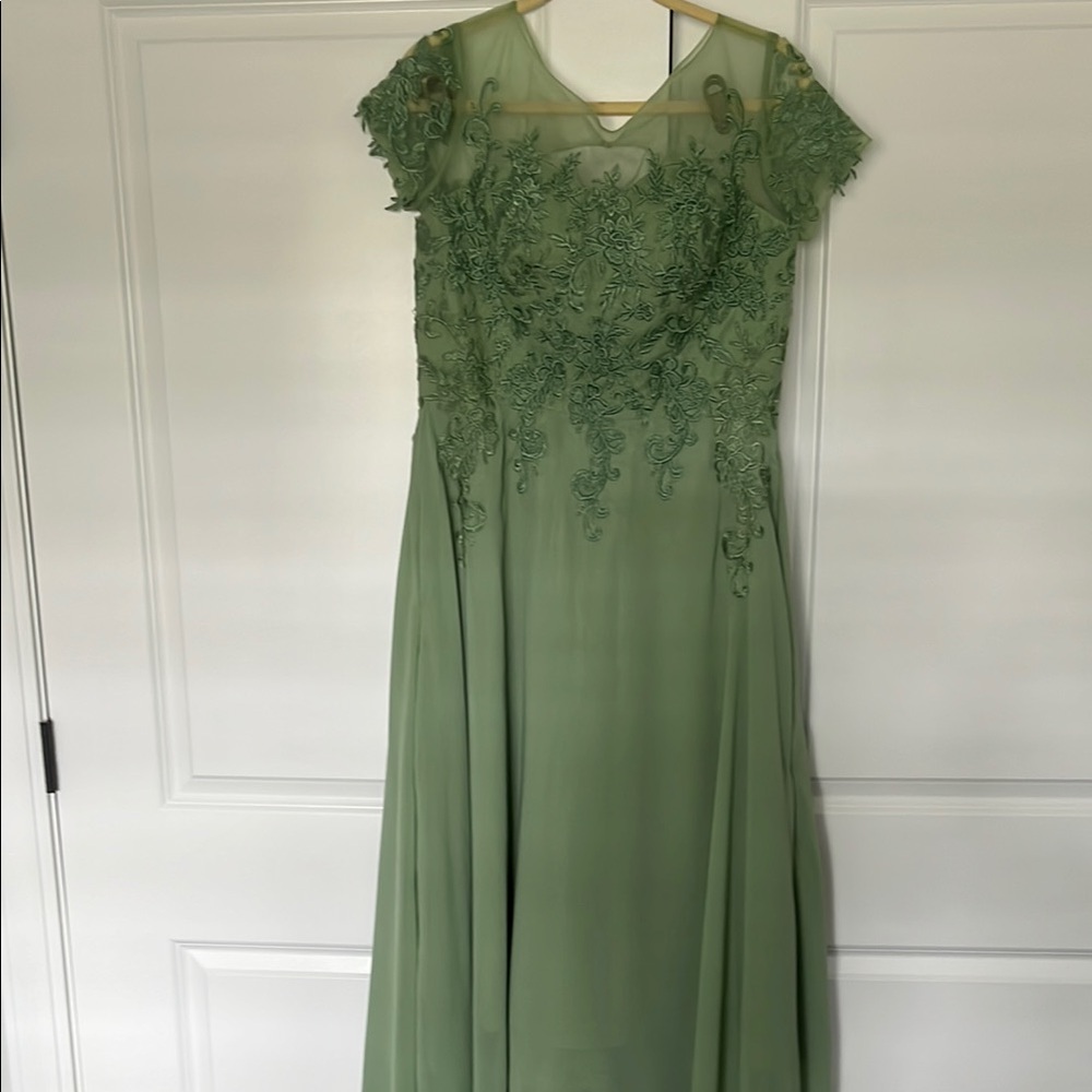 Elegant Green Lace Evening Dress
